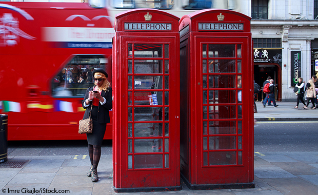 Zwei typische britische Telefonzelle in der Nähe von Trafalgar Square, London.
