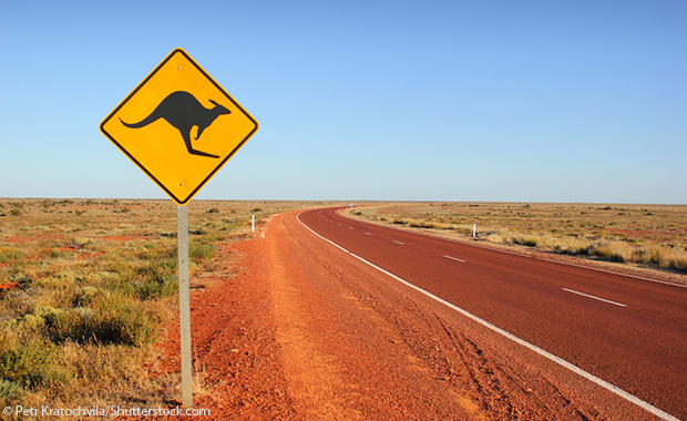 Verkehrsschild mit Känguru auf eine Fahrstraße in Australien.