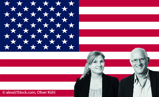 Ian McMaster und Claudine Weber-Hof vor Amerikaflagge