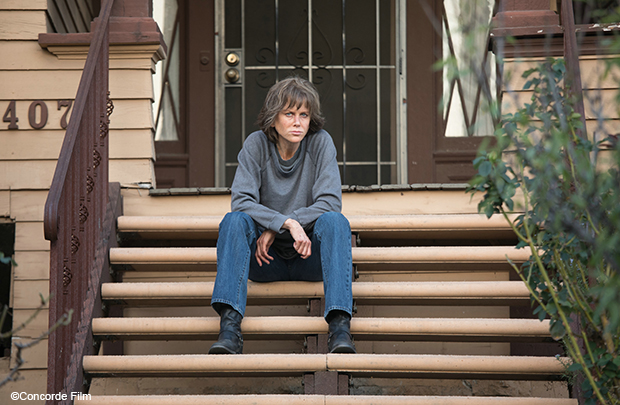 Destroyer: Nicole Kidman sitzt auf einer Treppe