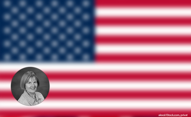 Ginger Kuenzel vor US-Flagge
