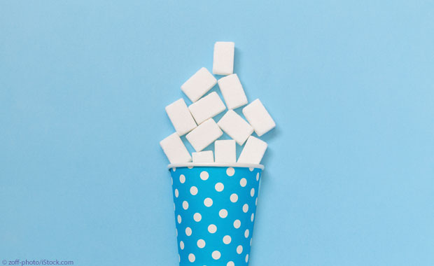 Blauer Becher mit Zuckerwürfeln