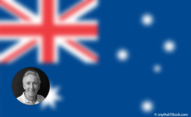 Peter Flynn vor verschwommener Australienfahne