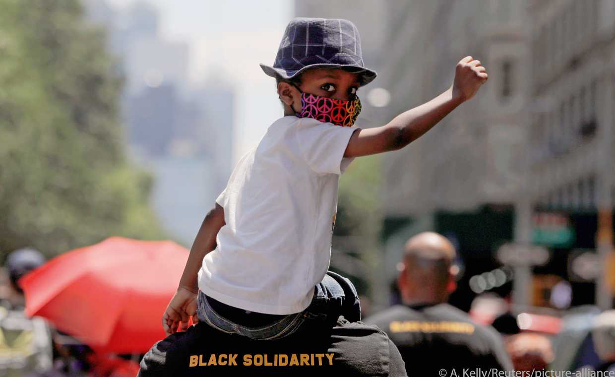 A.Kelly/Reuters/picture-alliance kleiner Junge auf der Schulter seines Vaters bei einer Demonstration