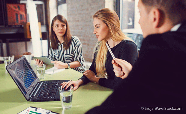 Gruppe von Personen in einem Büro bei der Arbeit