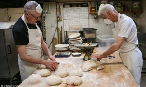 Paul Merry beim Brotbacken