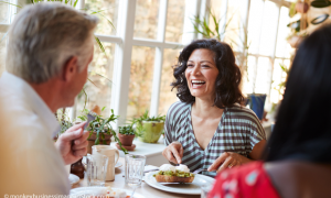 Zwei Personen beim Essen in einem Restaurant