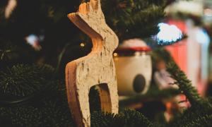 Rentier-Figur hängt an einem Weihnachtsbaum