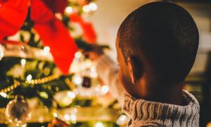 Junge an einem Christbaum