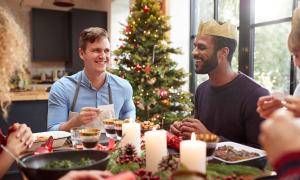 Beim Weihnachtsessen werden Witze vorgelesen