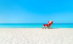 Santa Claus am Strand