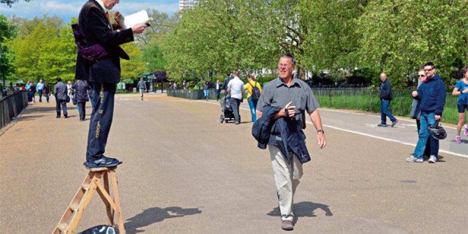 Redner mit einem Buch in Speaker's Corner (Hyde Park, London).