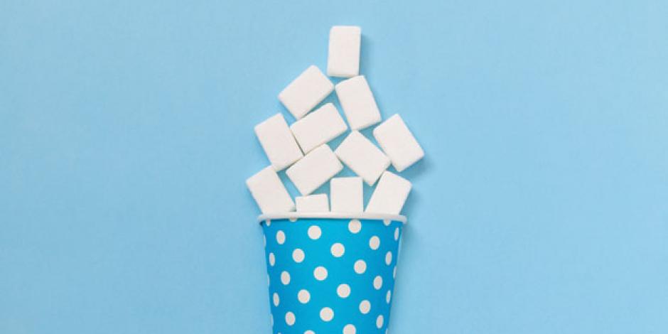 Blauer Becher mit Zuckerwürfeln