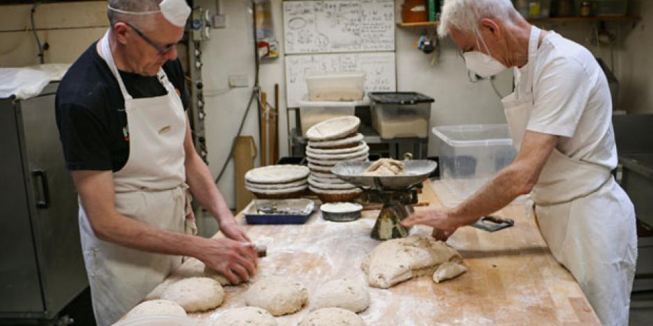 Paul Merry beim Brotbacken