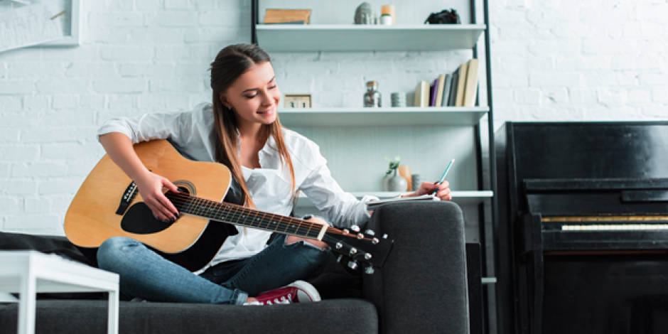 junge Frau spielt Gitarre