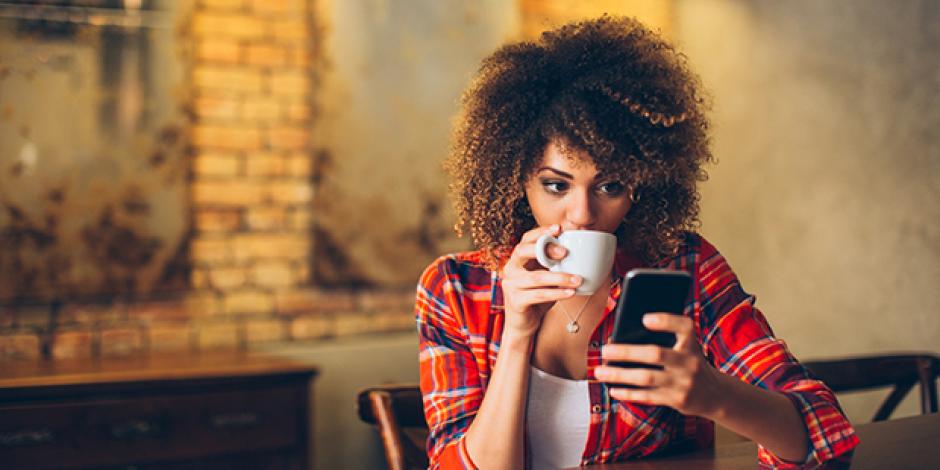 Frau liest Spotlight kostenlos als PDF auf ihrem Smartphone