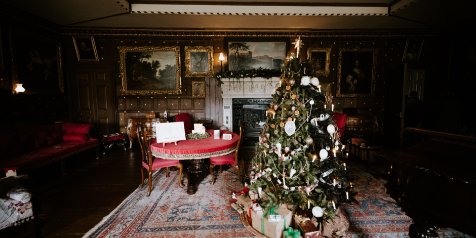 Zimmer mit Weihnachtsbaum