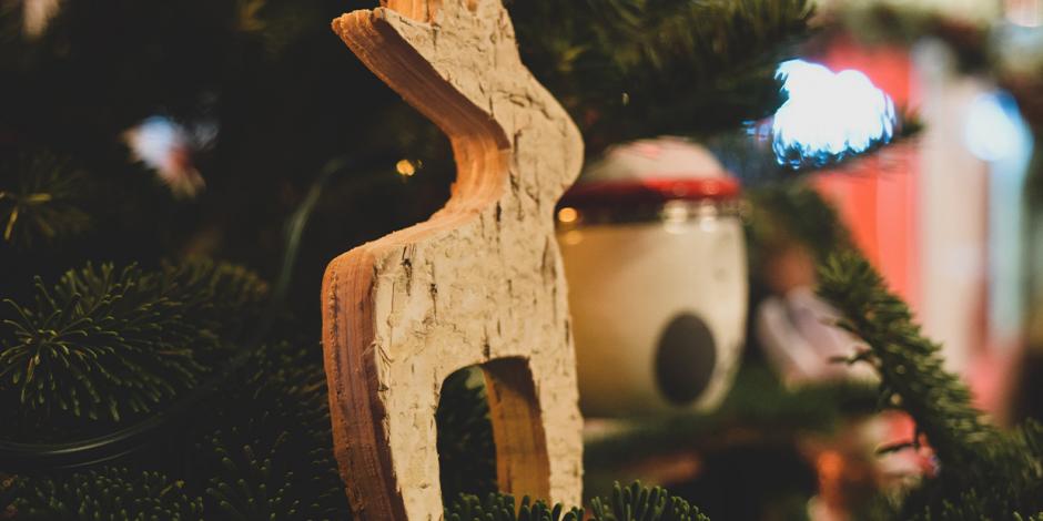 Rentier-Figur hängt an einem Weihnachtsbaum