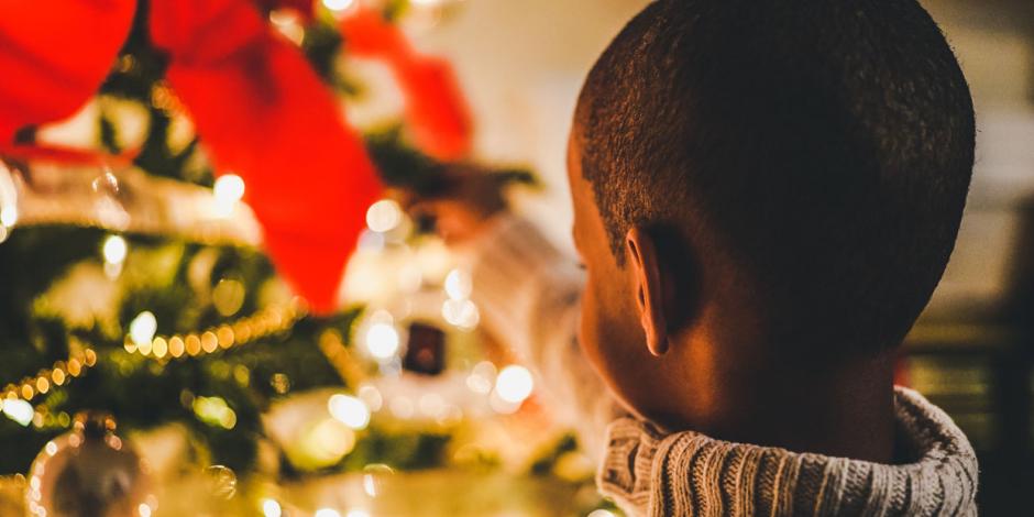 Junge an einem Christbaum
