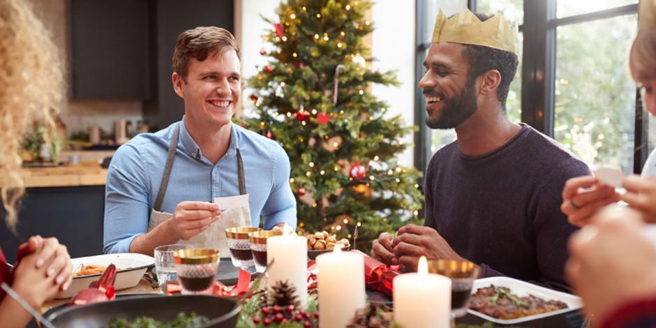 Beim Weihnachtsessen werden Witze vorgelesen