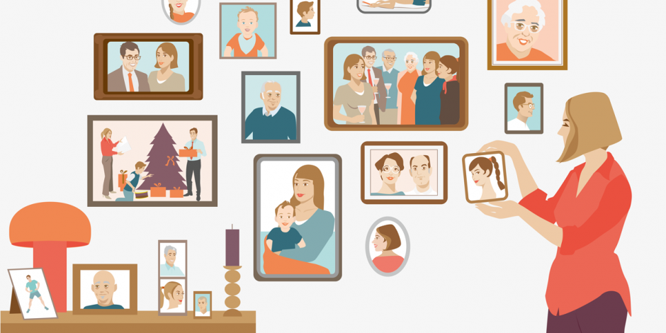 Frau mit Familienbildern an der Wand