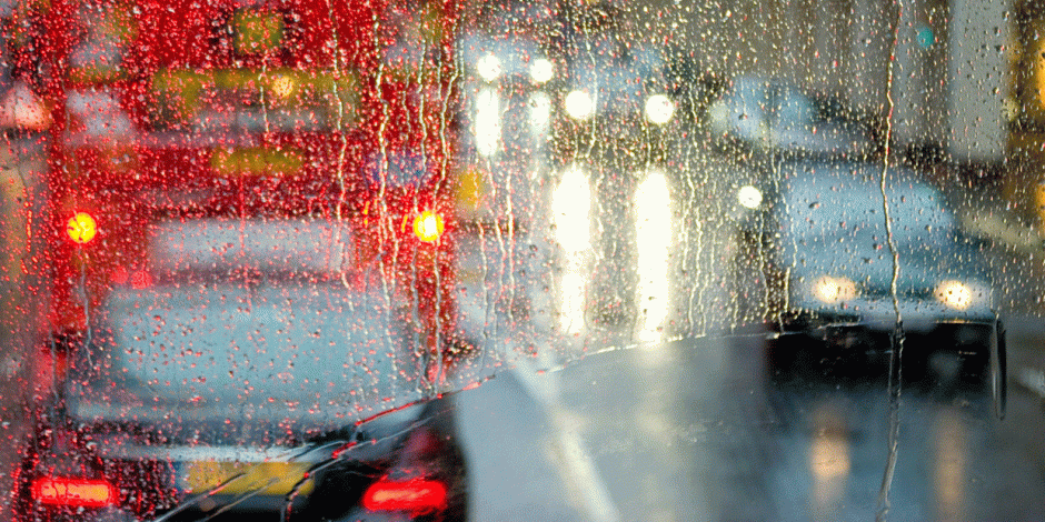 Blick aus verregneter Autoscheibe