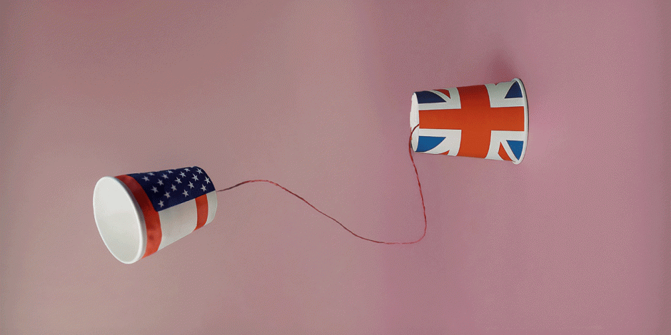 Pappbecher mit amerikanischer und britischer Flagge