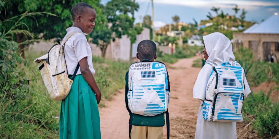 UNDP Tanzania/Kumi Media Schulkinder mit Rucksäcken