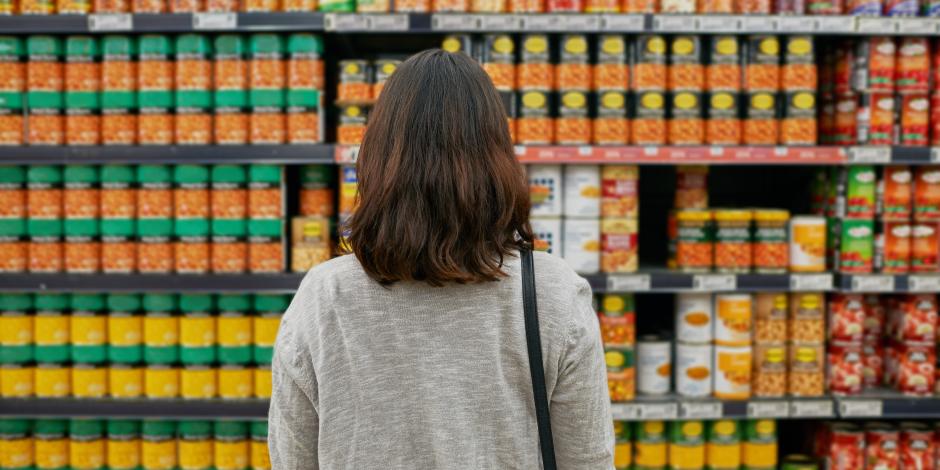 Frau im Supermarkt