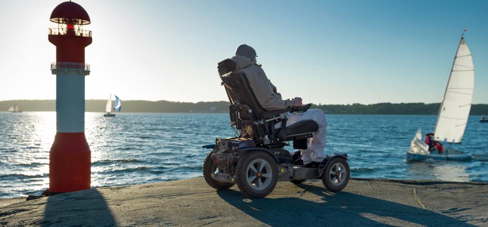 Person im Rollstuhl an einem Hafen