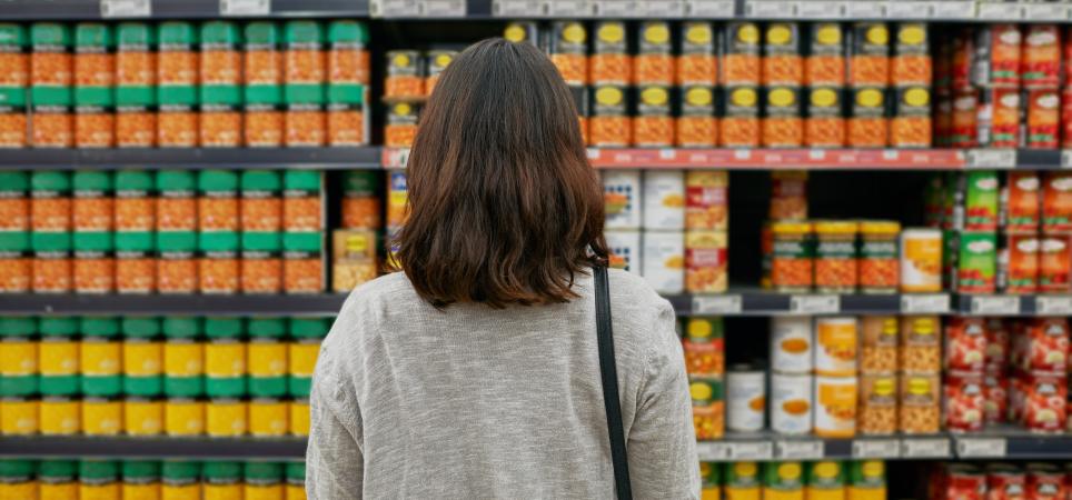 Frau im Supermarkt