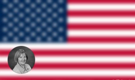 Ginger Kuenzel vor US-Flagge