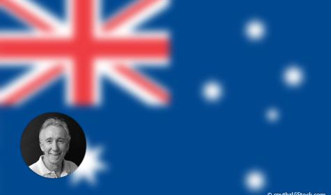 Peter Flynn vor verschwommener Australienfahne