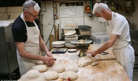 Paul Merry beim Brotbacken