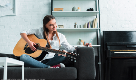 junge Frau spielt Gitarre