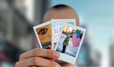 Person hält drei Polaroids mit Bildern aus den USA in die Kamera