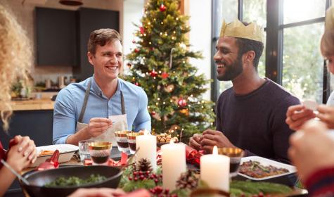 Beim Weihnachtsessen werden Witze vorgelesen