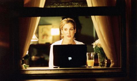 Carrie Bradshaw an ihrem Schreibtisch