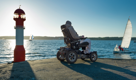 Person im Rollstuhl an einem Hafen
