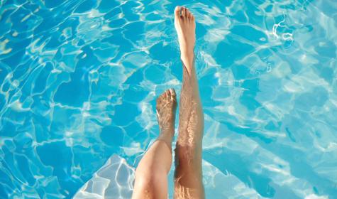 Füße im Wasser