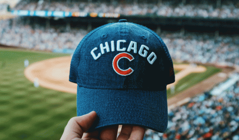 Baseballcap vor Stadionmenge