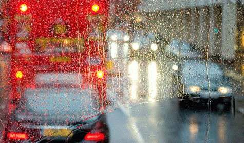 Blick aus verregneter Autoscheibe