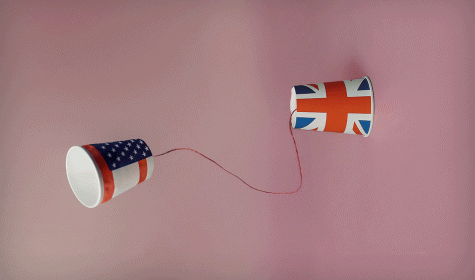 Pappbecher mit amerikanischer und britischer Flagge