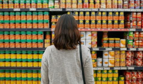 Frau im Supermarkt